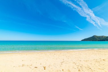 Turkuaz su ve Cala Sinzias 'ta beyaz kum. Sardunya, İtalya