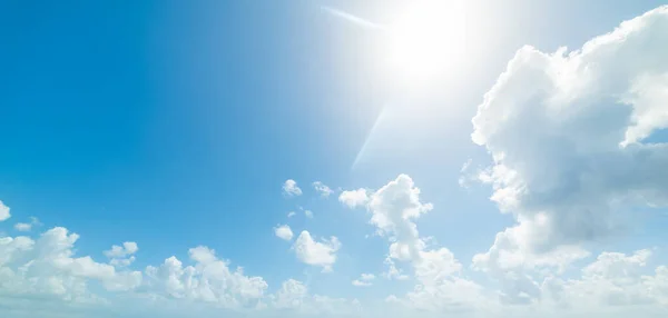 Soleil Brillant Sur Ciel Bleu Avec Des Nuages Mous Été — Photo