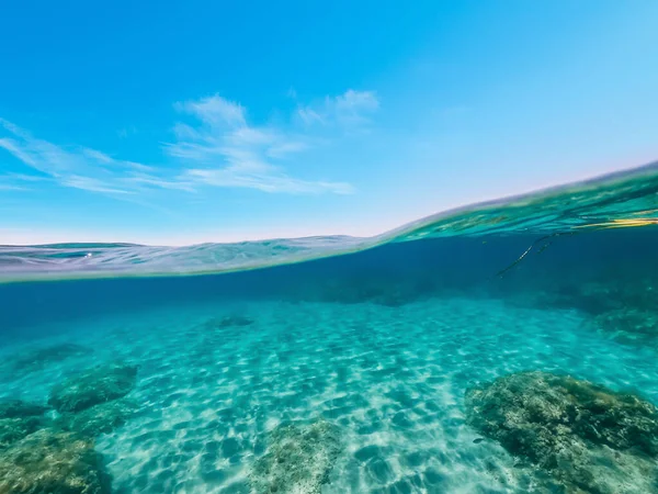 Dela Undervattensutsikt Över Sardinien Klart Vatten Blå Himmel Italien — Stockfoto