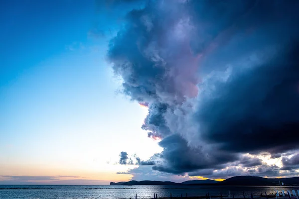 Ciemne Chmury Nad Capo Caccia Zachodzie Słońca Sardynia Włochy — Zdjęcie stockowe