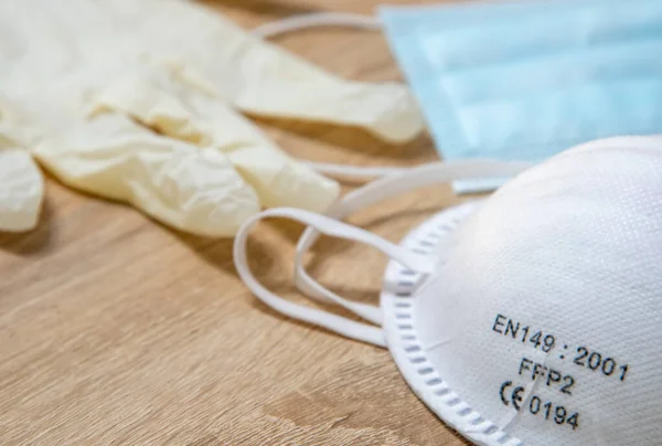 Nahaufnahme Von Ffp2 Maske Und Einmalhandschuhen Auf Einem Holztisch — Stockfoto