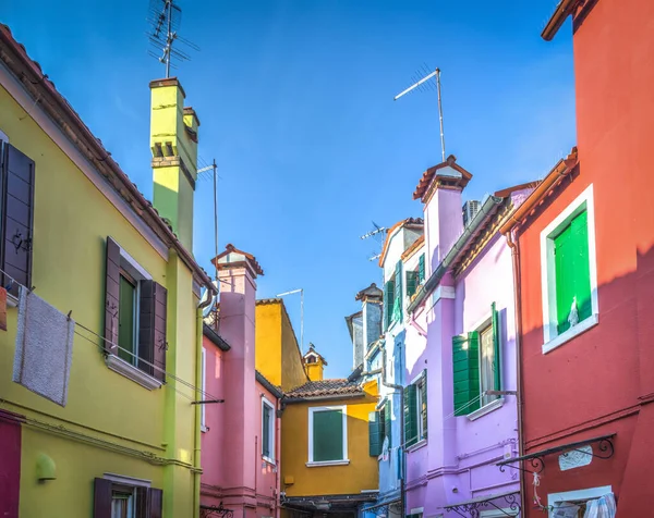 Edificios Coloridos Burano Bajo Cielo Azul Italia —  Fotos de Stock