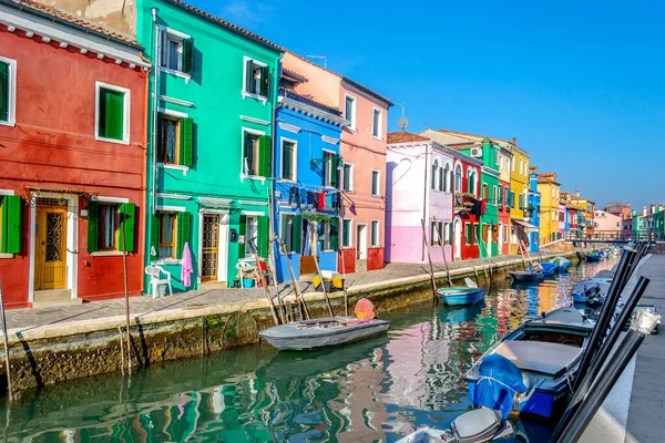Färgglada Hus Vid Smal Kanal Burano Italien — Stockfoto