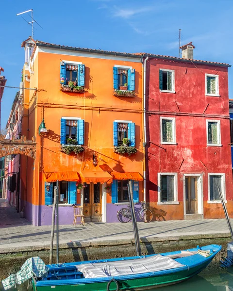 Kleurrijke Gebouwen Aan Een Klein Kanaal Burano Italië — Stockfoto