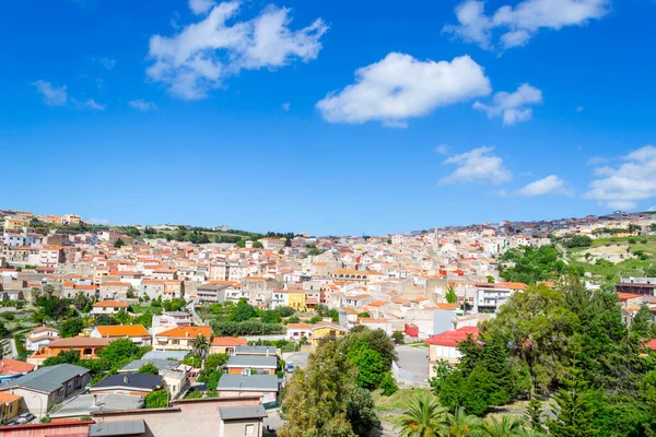 Baharda Mavi Gökyüzünün Altında Küçük Bir Kasaba Sardunya Talya — Stok fotoğraf