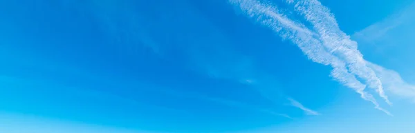 意大利撒丁岛蓝天 有小云 — 图库照片