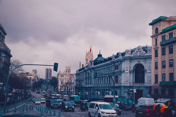 Madrid, İspanya - 24 Ocak 2020: Bulutlu bir günde Madrid 'de trafik
