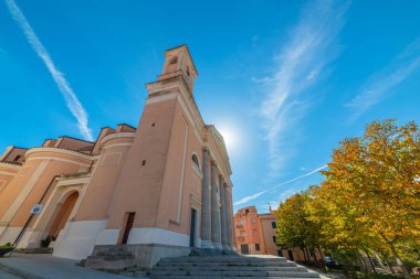Santa Maria della Neve Nuoro 'da mavi gökyüzünün altında. Sardunya, İtalya