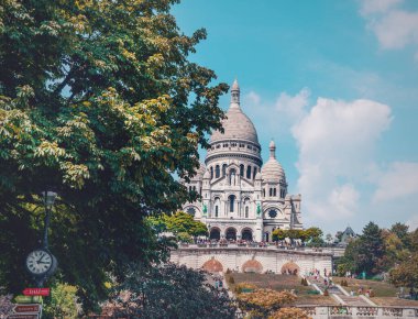 Paris, Fransa - 7 Temmuz 2018: Montmartre Mahallesi 'nde Sacre Coeur Katedrali' nden turistler