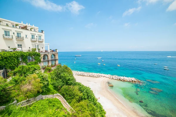 Capri Talya Daki Marina Grande Plajının Üzerinde Mavi Gökyüzü — Stok fotoğraf