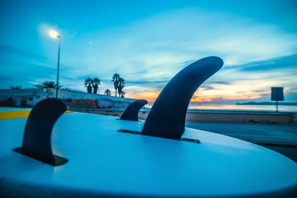 Prancha Surf Telhado Carro Junto Mar Hora Azul — Fotografia de Stock