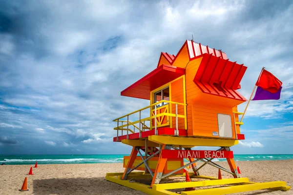 Ciel Nuageux Dessus Une Tour Sauveteur Colorée South Beach Floride — Photo