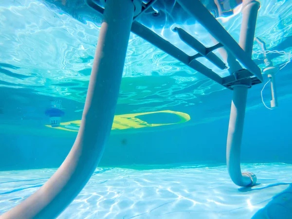 Poolleiter Von Unterwasser Aus Gesehen Mit Luftmatratze Und Chlorspender Hintergrund — Stockfoto