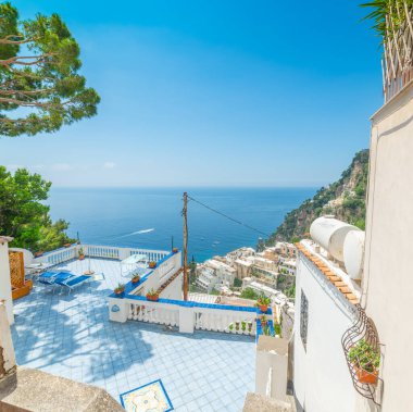 Dünyaca ünlü Positano 'da deniz manzaralı teras. Amalfi Sahili, İtalya