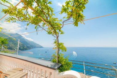 Güneşli bir günde Positano kıyısında güzel bir teras. Amalfi Sahili, İtalya