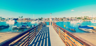 Newport Sahili 'ndeki Balboa adasında tahta kaldırım. Orange County, Güney Kaliforniya