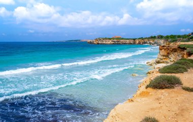 S 'aena Scoada sahilinde küçük dalgalar. Sardunya, İtalya