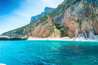Cala Mariolu sudan görüldü. Cala Mariolu, İtalya 'nın Sardinya eyaletinin doğu kıyısındaki Orosei Körfezi' nde yer almaktadır.