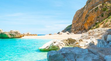 Cala Mariolu 'da turkuaz su ve beyaz kum. Sardunya, İtalya