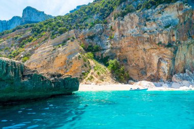 Güzel Cala Mariolu 'da lastik tekne. Sardunya, İtalya