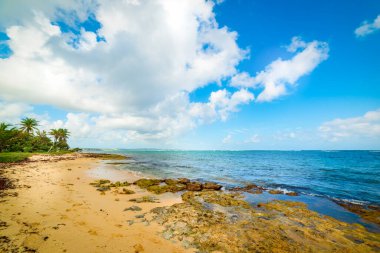 Le Moule, Guadeloupe 'daki Autre Bord plajında bulutlar. Guadeloupe, Antiller, Karayip Denizi 'nde bulunan Fransız Batı Hint Adaları' na ait bir takımadadır.