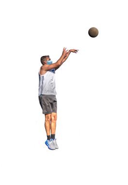 Virüs koruma maskeli basketbolcu beyaz arka planda şut atıyor.