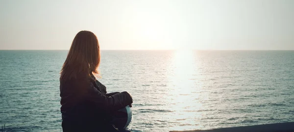 Ragazza Motociclista Riva Mare Guardando Tramonto — Foto Stock