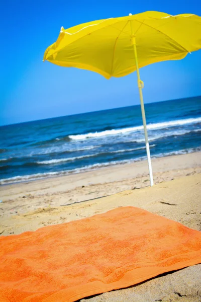 Yaz Mevsiminde Kumsalda Turuncu Havlu Sarı Şemsiye — Stok fotoğraf