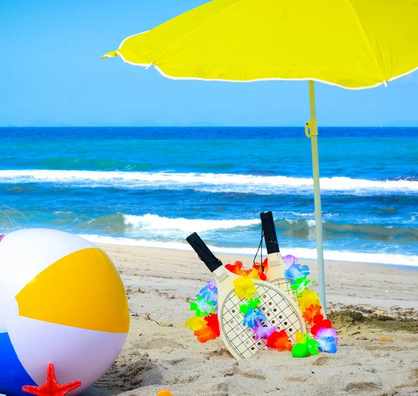 海滩球拍和海边沙滩上的其他夏季物件 — 图库照片