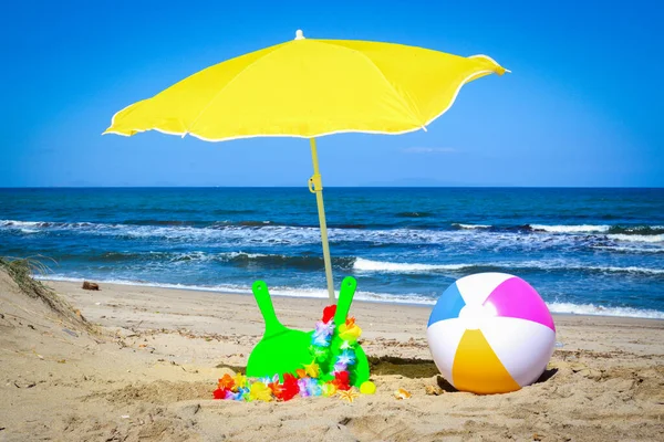 Strandboll Racketar Och Parasoll Vid Havet Sommaren — Stockfoto