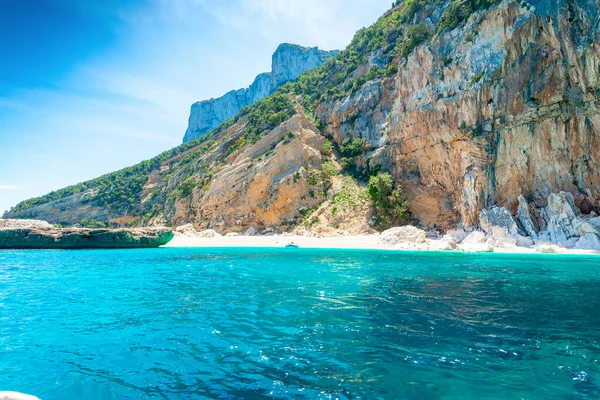 Cala Mariolu水から見た Cala Marioluは イタリアのサルデーニャ島の東海岸にあるOrosei Gulfにあります — ストック写真