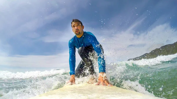 Vista Frontal Surfista Montando Una Pequeña Ola Verano —  Fotos de Stock
