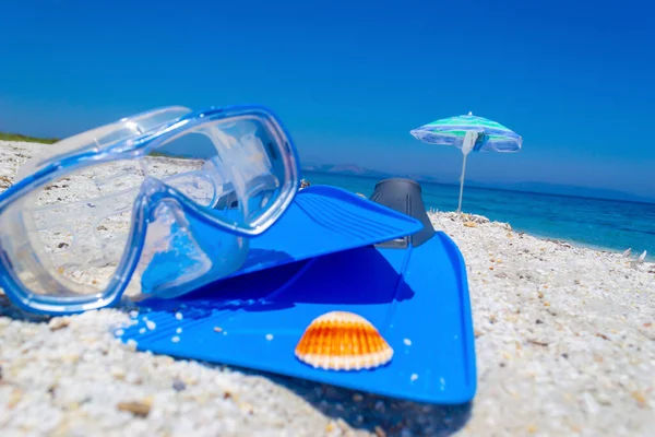 Potápěčská Maska Ploutve Oblázky Moře Létě Sardinie Itálie — Stock fotografie