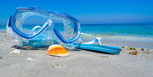 Scuba Mask Sandals Sand Sea Summertime — Stock Photo, Image