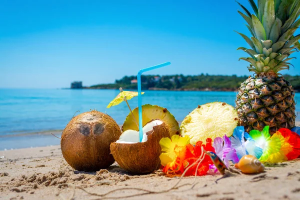 Drick Med Kokos Omgiven Ananas Och Sommarföremål Stranden Solig Dag — Stockfoto