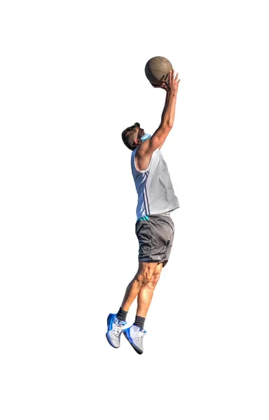 Basketballspieler Mit Virenschutzmaske Schießt Auf Weißem Hintergrund — Stockfoto