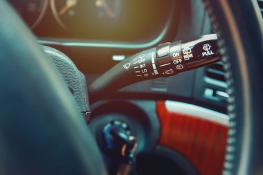 Modern bir SUV 'un ön cam sileceği kolunu kapat.