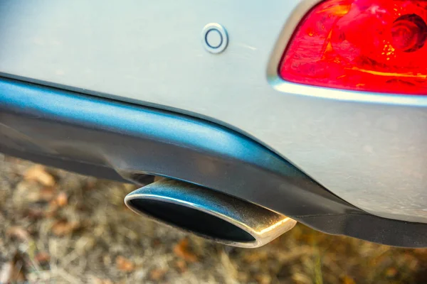 Close Van Juiste Uitlaat Verchroomde Pijp Van Een Mondern Suv — Stockfoto