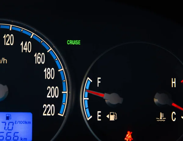 Sluiten Van Cruise Control Licht Van Een Moderne Suv — Stockfoto