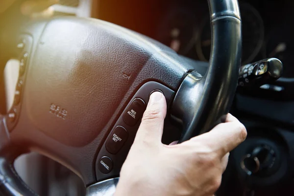 Close Van Een Man Die Cruisecontrole Het Stuur Instelt — Stockfoto