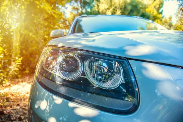 Vista Frontal Suv Prateado Estacionado Uma Entrada Pôr Sol — Fotografia de Stock