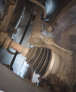 Yerden görünen bir SUV 'un ön dingil ekleminde.