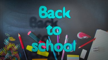 Arka planda karatahta ile okula dönüş yazısı