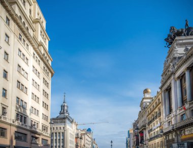 İspanya 'nın başkenti Madrid' de Gran Via Bulvarı üzerinde mavi gökyüzü