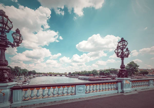 Λευκά Σύννεφα Πάνω Από Γέφυρα Του Αλεξάνδρου Ιιι Πάνω Από — Φωτογραφία Αρχείου
