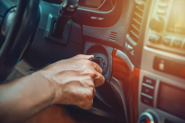 Fechar Mão Homem Chave Ignição Prestes Iniciar Suv — Fotografia de Stock