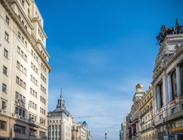 Blauwe Lucht Boven Gran Boulevard Het Centrum Van Madrid Spanje — Stockfoto