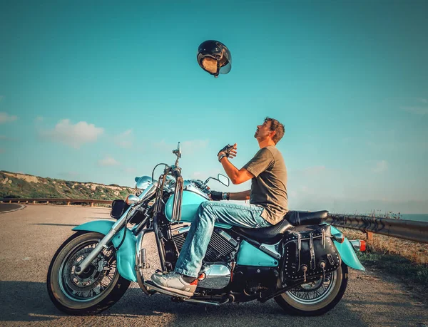 Motociclista Sentado Una Motocicleta Clásica Lanzando Casco Aire —  Fotos de Stock