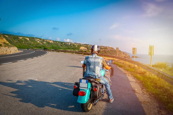 Motociclista Una Moto Classica Turchese Vista Dal Basso Tramonto — Foto Stock