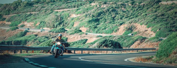 Vista Panorámica Motorista Saludo Clásico Motocicleta Mientras Que Monta Camino —  Fotos de Stock